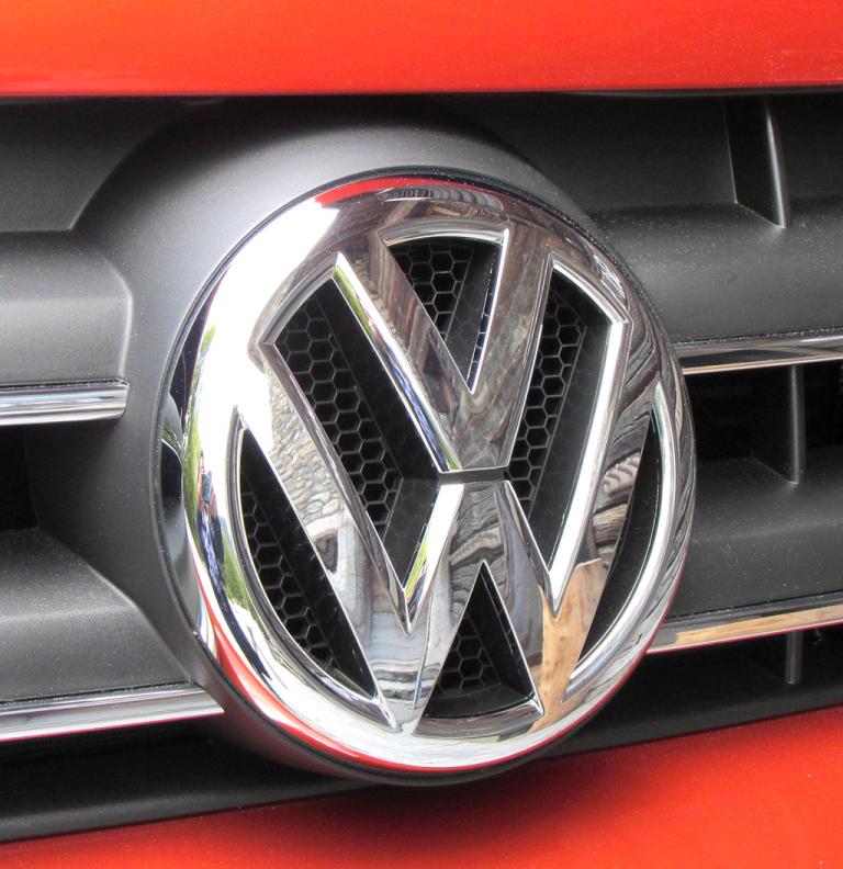 VW Amarok Canyon: Das Markenlogo sitzt vorn im Kühlergrill. 