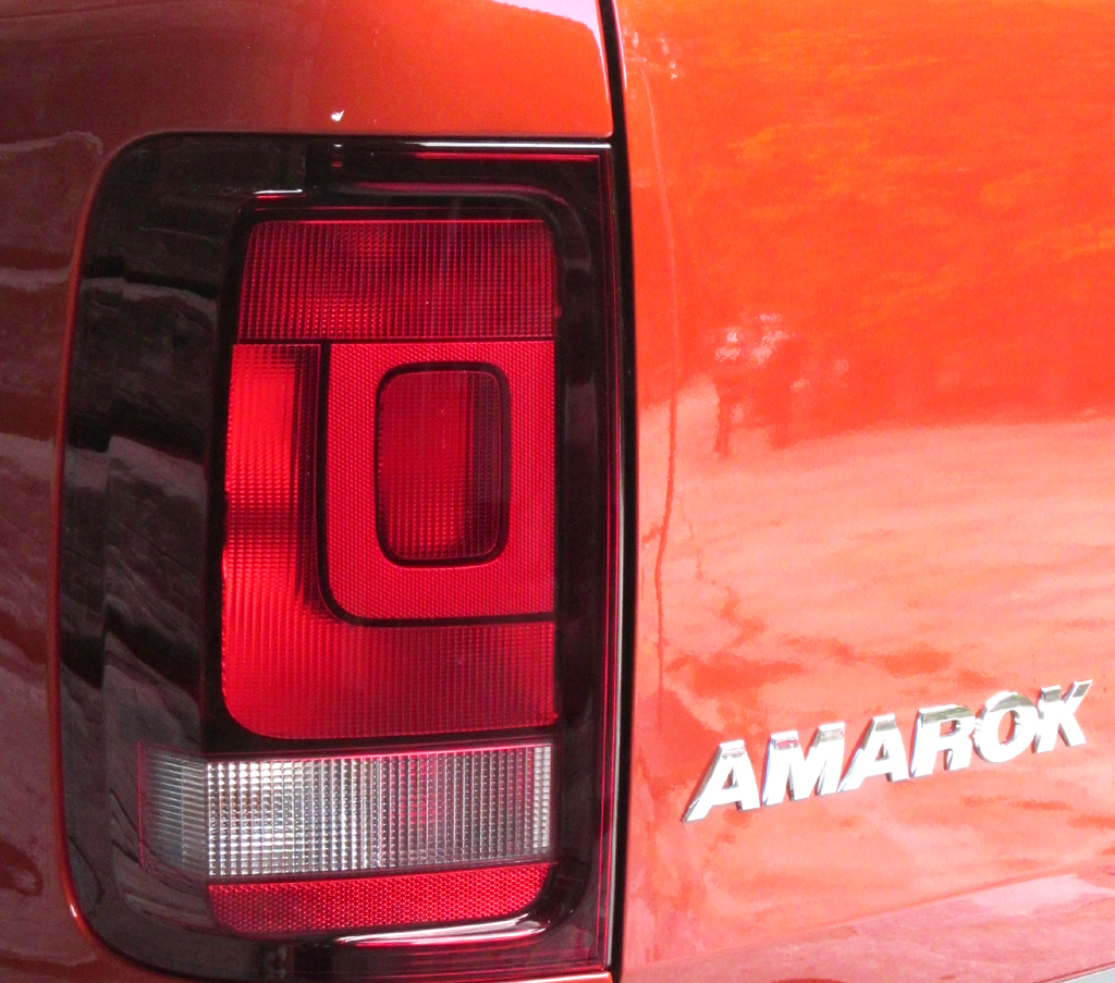 VW Amarok Canyon: Großformatige Leuchteinheit und Baureihenschriftzug am Heck. 