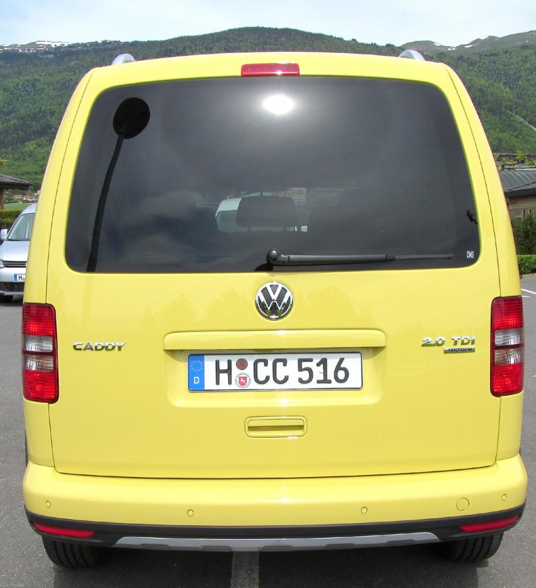 VW Cross Caddy: Blick auf die Heckpartie. 