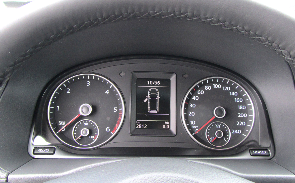 VW Cross Caddy: Blick durch den Lenkradkranz auf die Rundinstrumentierung. 