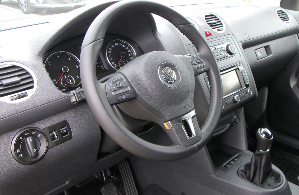VW Cross Caddy: Blick ins Cockpit. 