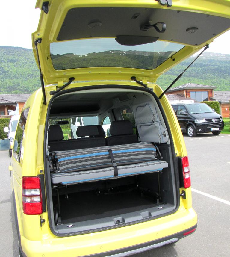 VW Cross Caddy: Das Gepäckabteil des Fünfsitzers, hier beim Tramper, fasst 750 bis 3030 Liter. 