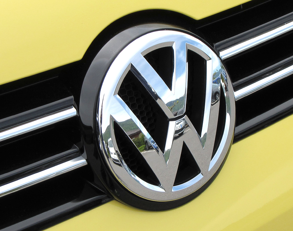 VW Cross Caddy: Das Markenlogo sitzt vorn mittig im Kühlergrill. 