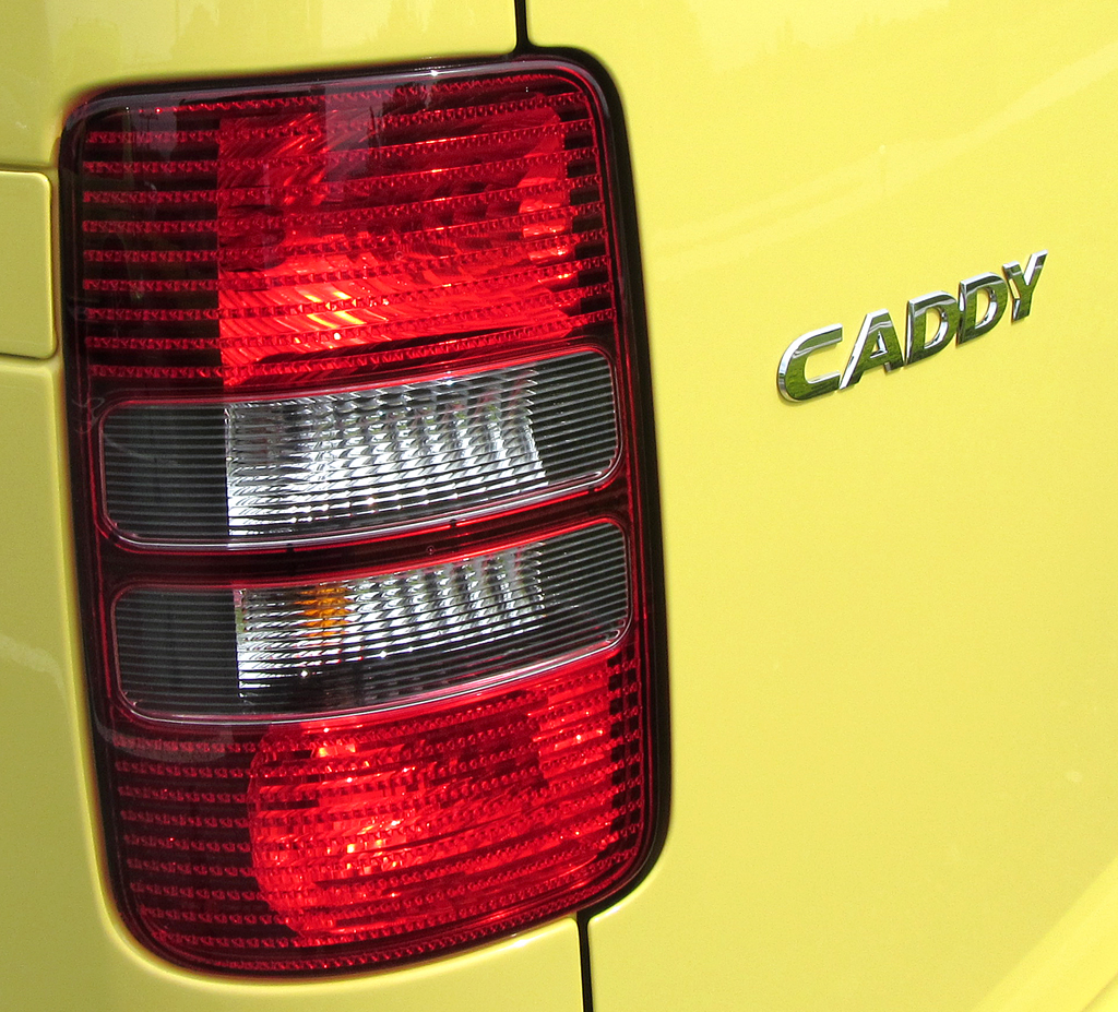 VW Cross Caddy: Großformatige Leuchteinheit am Heck mit Modellschriftzug. 