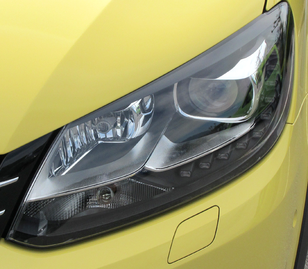 VW Cross Caddy: Moderne Leuchteinheit vorn. 