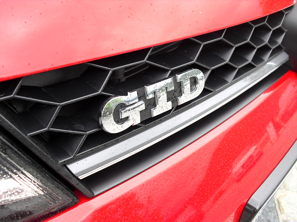VW Golf GTD: Schon im wabenförmigen Lufteinlass vorn findet sich links das Modellkürzel ...VW Golf GTD; ... genauso wie in der Mitte das Markenlogo.