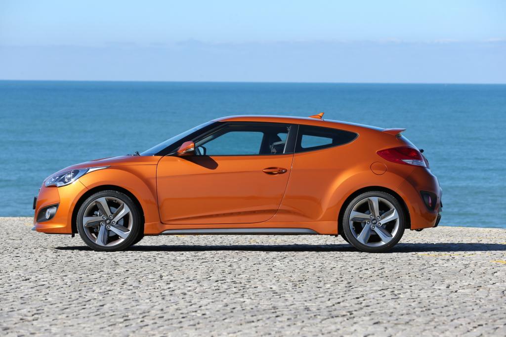 Von der Seite (mit nur einer Tür) sieht der Veloster tatsächlich so schnittig aus wie manch kleiner Sportwagen...