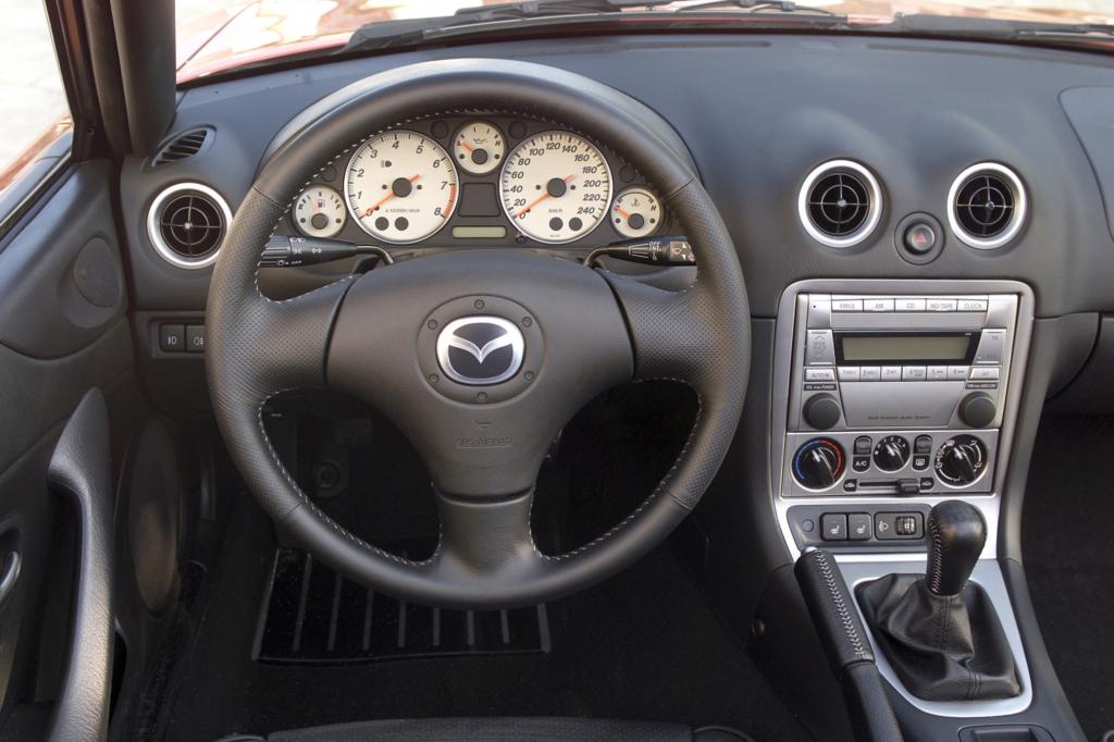  Im Innenraum ist und bleibt es schlicht und funktional, dieses Auto will schließlich vor allem gefahren werden