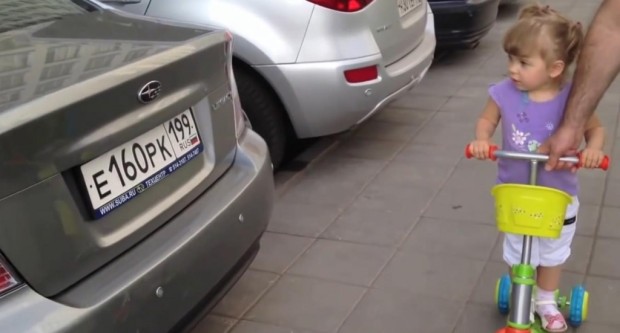 2-jähriges russisches Mädchen und die Automarken