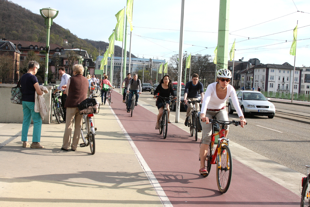 Auch andere Verkehrsteilnehmer wie Radfahrer profitieren von einem sichereren Verkehr.