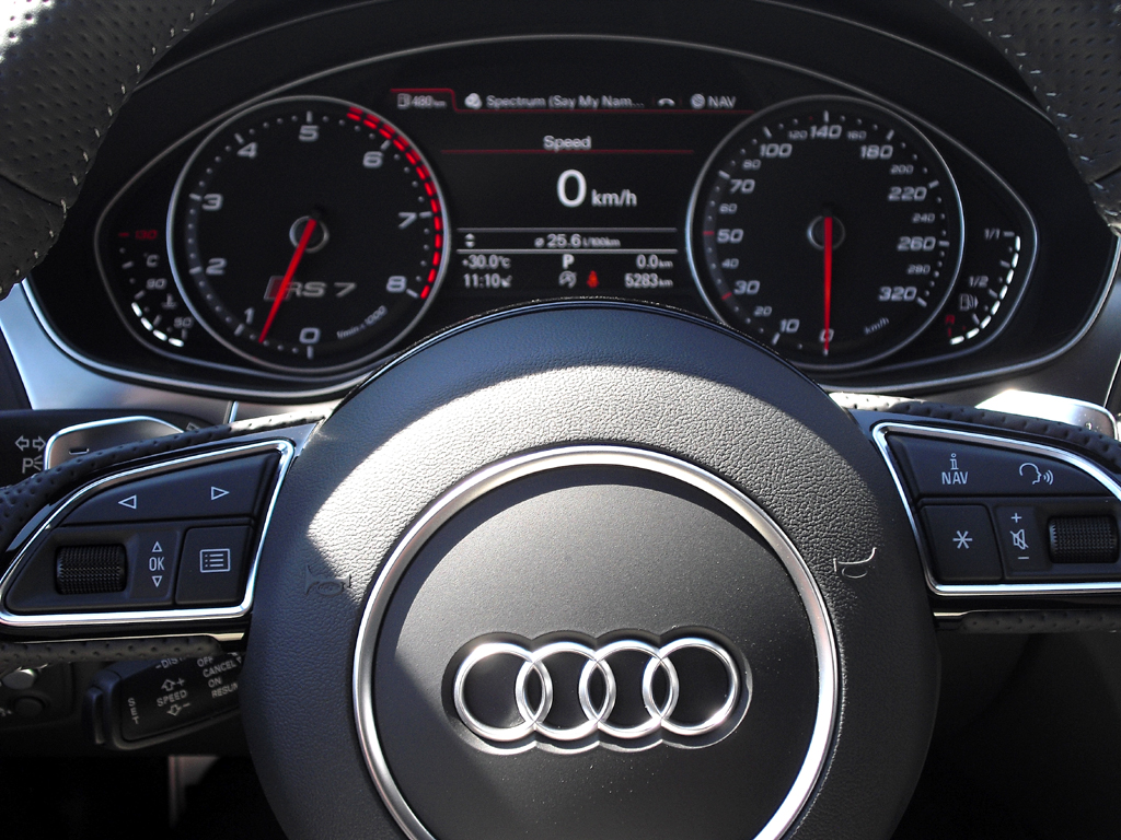 Audi RS7 Sportback: Blick durch den Lenkradkranz auf die Rundinstrumentierung. 