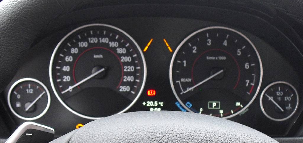 BMW 4er Coupé: Blick durch den Lenkradkranz auf die Rundinstrumentierung. 