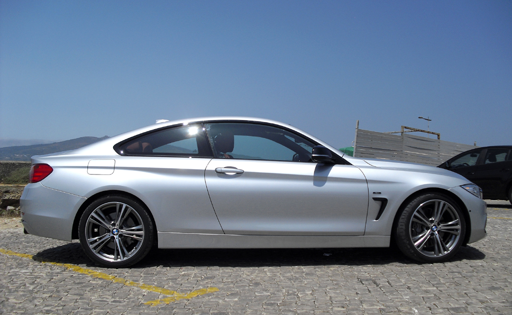 BMW 4er Coupé: Moderne Leuchteinheit hinten mit Modellschriftzug. 