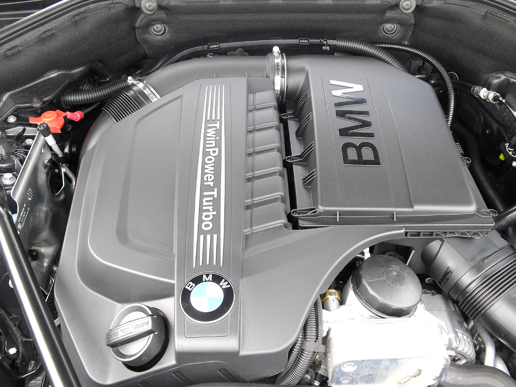 BMW 5er: Blick unter die Haube beim Benziner 535i mit 225/306 kW/PS. 