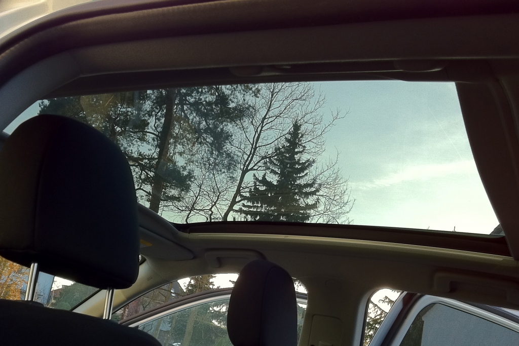 Bei dem SUV ist möglicherweise das Panorama-Glasdach nicht richtig verklebt