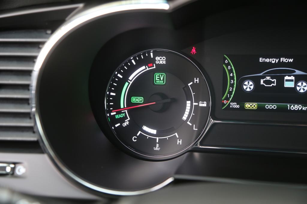 Bei elektrischer Fahrt leuchtet das EV-Symbol