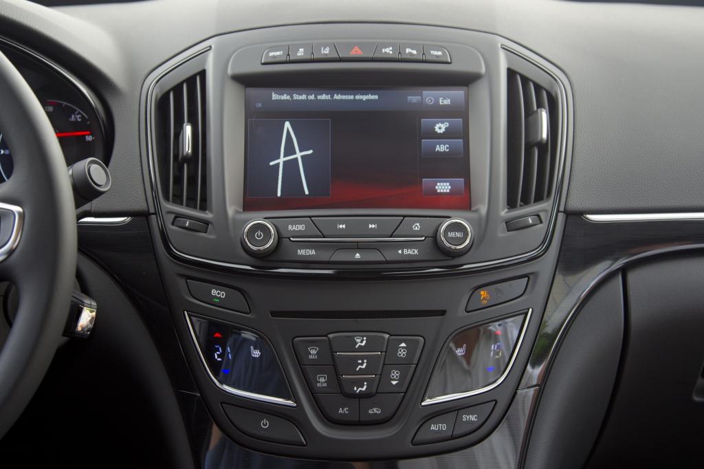 Beim frisch überarbeiteten Opel Insignia verabschiedeten die Designer sich von der oft kritisierten Knöpfevielfalt des Vorgängers.