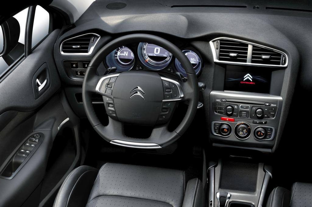 Das Cockpit präsentiert sich gut verarbeitet