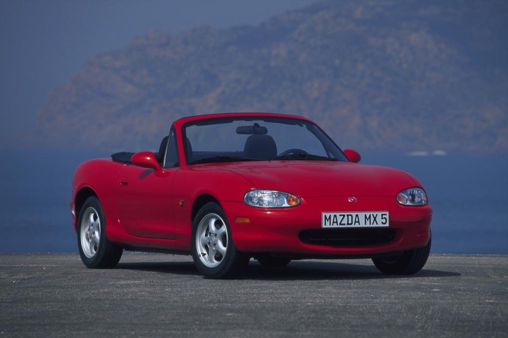 Das Design bleibt ein Dauerbrenner: Auch der zweiten Generation des MX-5 sieht man die Anlehnung an das historische Vorbild Lotus Elan an