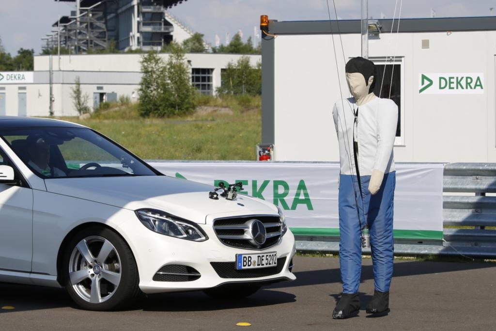 Das sich nähernde Auto mit der entsprechenden Technik muss die Situation erfassen und den Fahrer warnen und notfalls selbst abbremsen