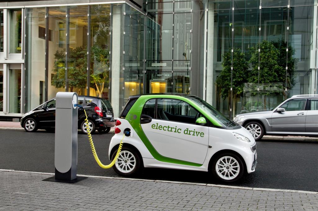 Der Smart Electric Drive ist das günstigste der hierzulande erhältlichen E-Autos. Wobei günstig relativ ist: 23.680 Euro werden fällig