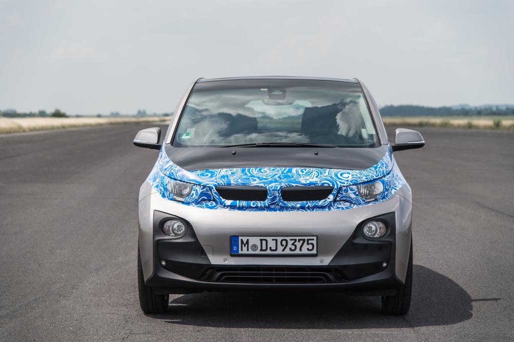 Der erste Blick in die Augen des neuen Modells, das noch in diesem Jahr auf den Markt kommen soll, zeigt trotz blau-weißer Tarnfolie: Ja, das ist eindeutig ein BMW-Gesicht