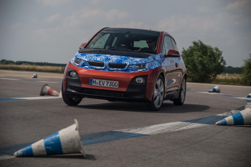 Der neue i3 - offizielle Bilder zeigen ihn noch mit Tarnfolie - soll mehr können als fahren, Hersteller BMW hat ein komplettes Mobilitätskonzept in sein neues Elektroauto integriert