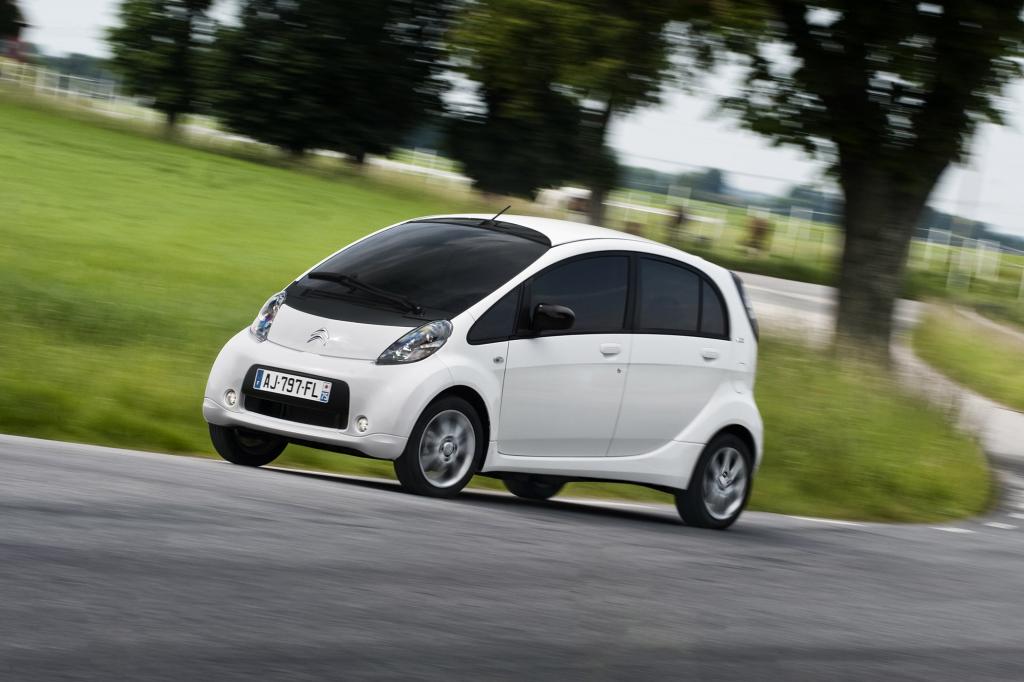 Die baugleichen Elektro-Kleinstwagen Citroen C-Zero, Mitsubishi i-MiEV und Peugeot Ion stellen eine Leistung von 49 kW/67 PS bereit, der Citroen C-Zero kostet ab 29.393 Euro