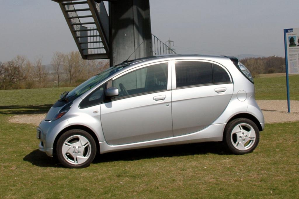 Die baugleichen Elektro-Kleinstwagen Citroen C-Zero, Mitsubishi i-MiEV und Peugeot Ion stellen eine Leistung von 49 kW/67 PS bereit, der Mitsubishi iMiEV kostet ab 29.300 Euro.