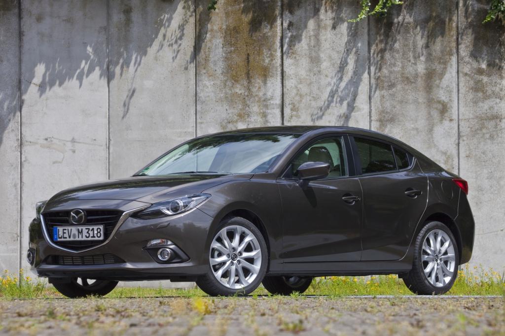 Die ersten Bilder zeigen eine coupé-ähnliche Linienführung