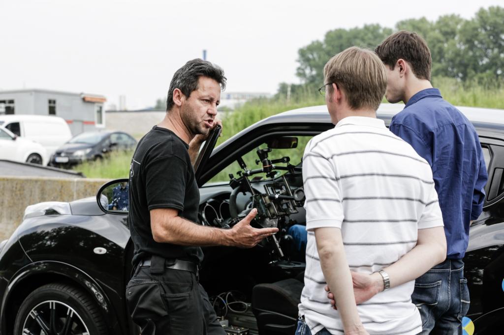 Diesmal geben Frank und sein Team ganz ohne Einsatz von Pyrotechnik eine Einführung in das kleine Einmaleins der fahrerischen Stunts und erklären den Möchtegern-Stuntmännern- und Frauen die Feinheiten des Geschäfts.
