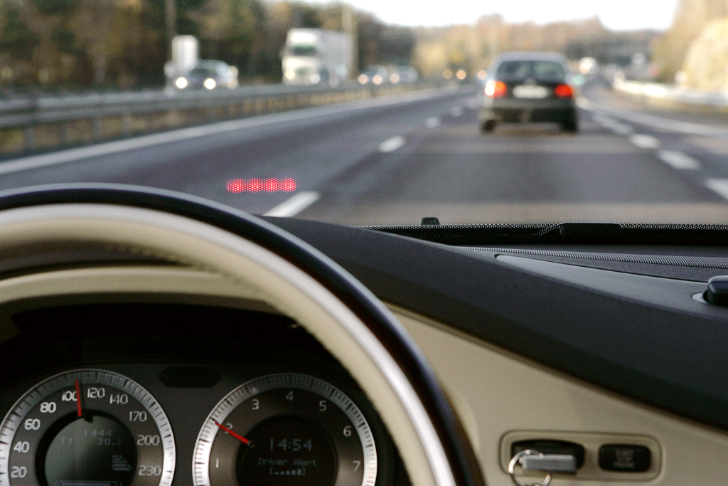 Eine Auto-zu-Auto-Kommunikation könnte den Verkehr noch sicherer machen. 