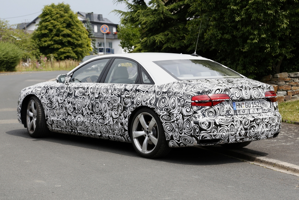 Erwischt: Erlkönig Audi A8 Facelift – Treffen der Generationen