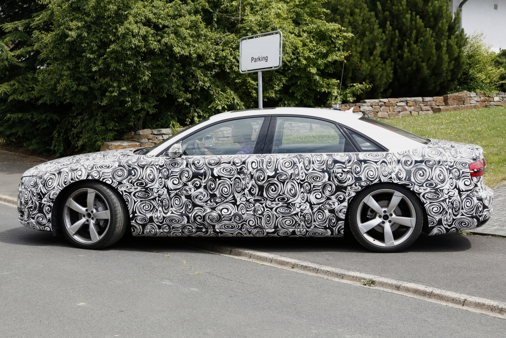 Erwischt: Erlkönig Audi A8 Facelift – Treffen der Generationen