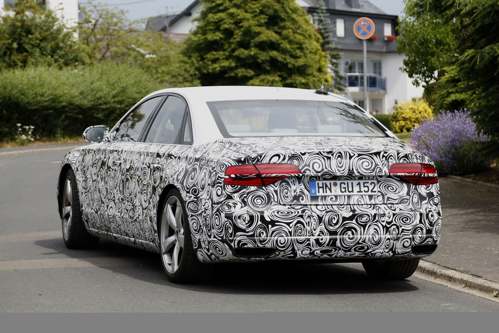 Erwischt: Erlkönig Audi A8 Facelift – Treffen der Generationen