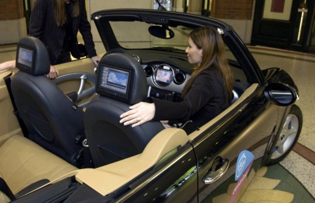 Fernseher im Auto - Für Ruhe auf der Rückbank
