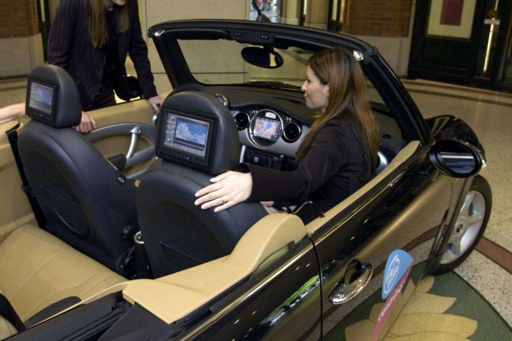 Fernseher im Auto - Für Ruhe auf der Rückbank