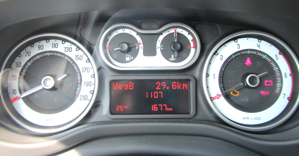 Fiat 500L Trekking: Blick durch den Lenkradkranz auf die Rundinstrumentierung. 