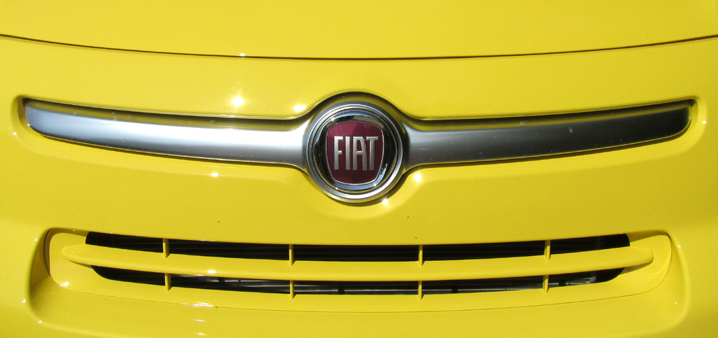 Fiat 500L Trekking: Das Markenlogo sitzt vorn mittig in einer Chromspange. 