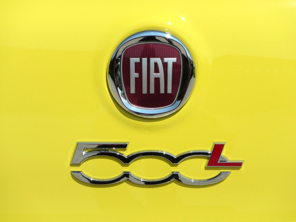 Fiat 500L Trekking: Markenlogo und Modellschriftzug auf der Heckklappe. 