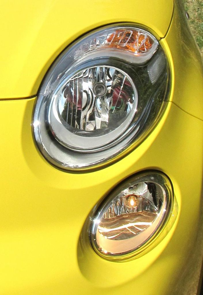 Fiat 500L Trekking: Moderne Rundleuchten-Einheit vorn. 