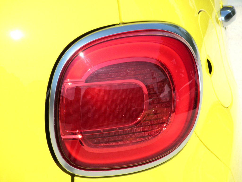 Fiat 500L Trekking: Moderne Rundleuchten-Einheiten hinten. 