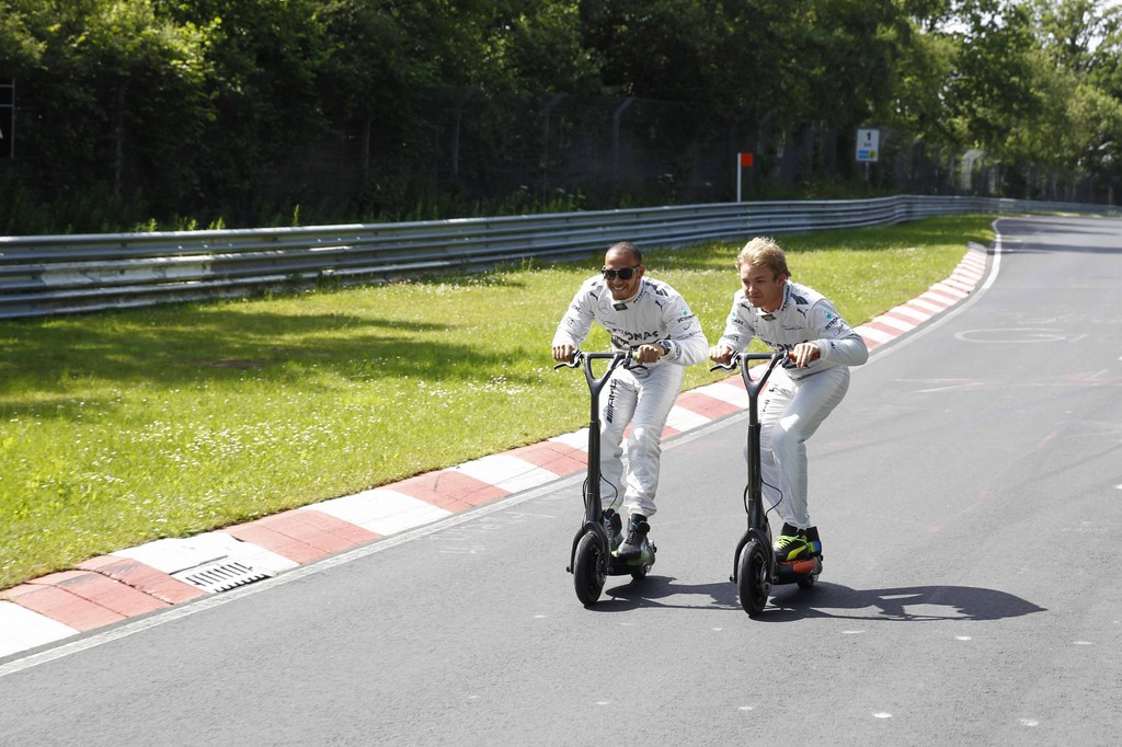 Formel-1-Piloten fahren Smart Electric Board
