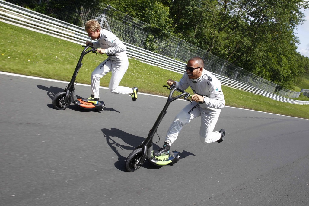 Formel-1-Piloten fahren Smart Electric Board