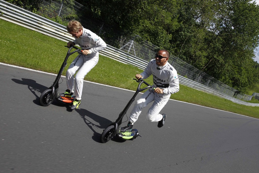 Formel-1-Piloten fahren Smart Electric Board