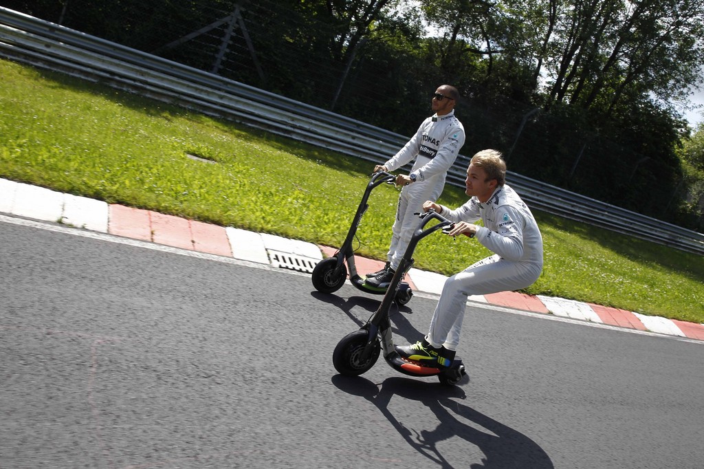 Formel-1-Piloten fahren Smart Electric Board