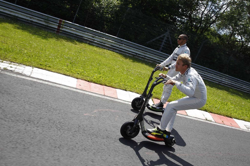 Formel-1-Piloten fahren Smart Electric Board