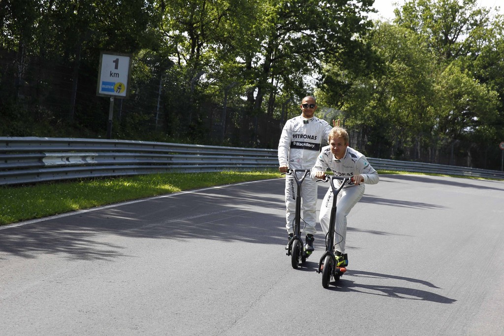 Formel-1-Piloten fahren Smart Electric Board