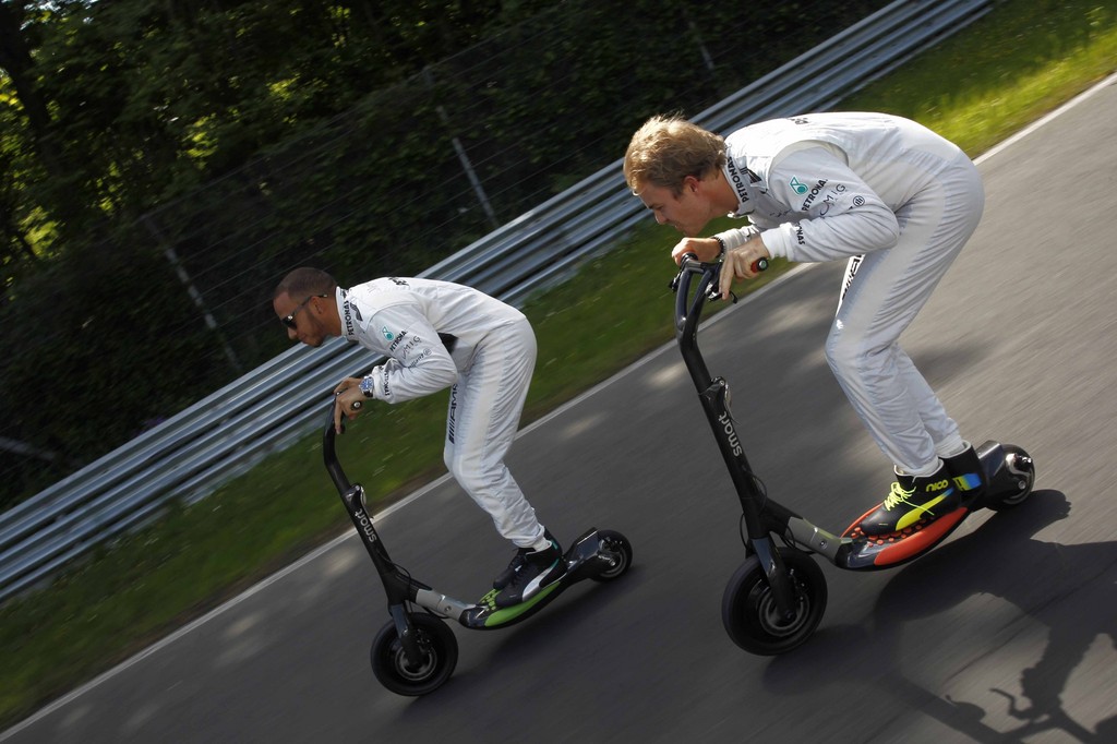 Formel-1-Piloten fahren Smart Electric Board