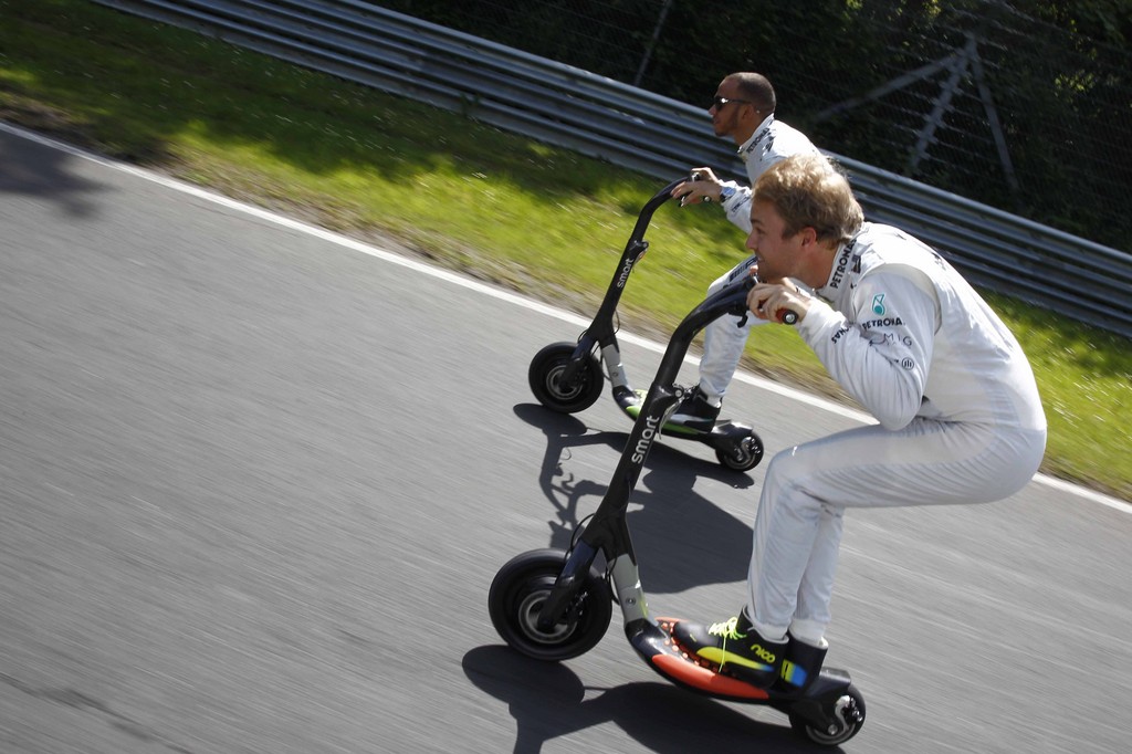 Formel-1-Piloten fahren Smart Electric Board